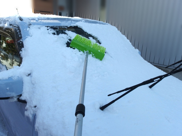 車の雪下ろし 軽自動車でもしっかり雪を落として出発しよう ぷちぷち雑技談